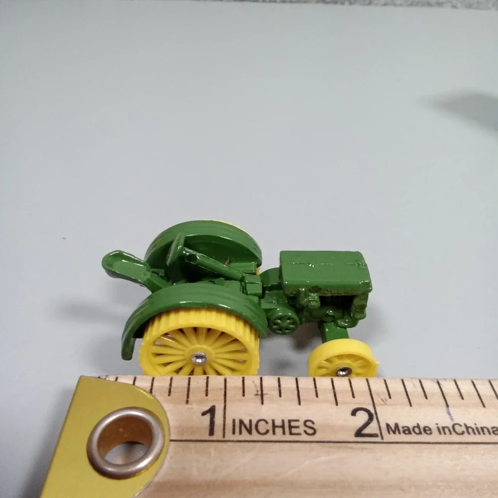 John Deere 1923 Model D Tractor Ertl Die-cast Miniature No. 563 with Box Green
